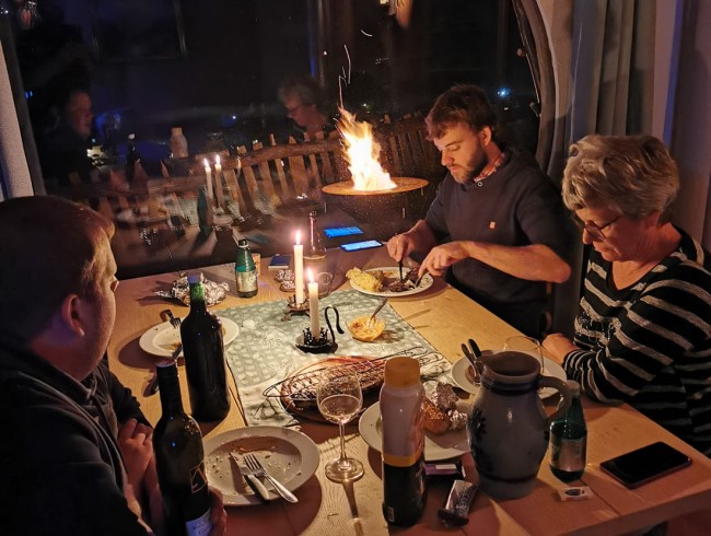 Romantisches Abendessen bei Kerzenlicht im Hobbythaus